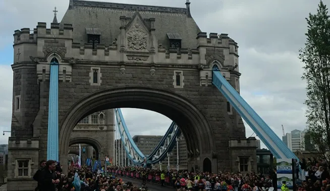 Record del mondo della maratona: Sabastian Sawe primo uomo sotto le 2 ore (1h59'30")